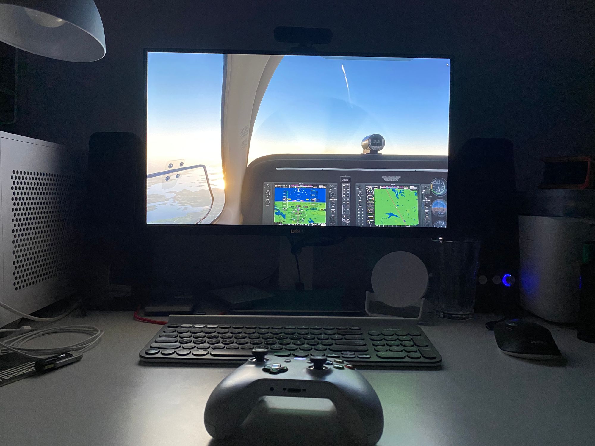 Microsoft Flight Simulator on screen, the PC on the left, and a set of peripherals (Keyboard, Mouse, Xbox Wireless controller) in the front)