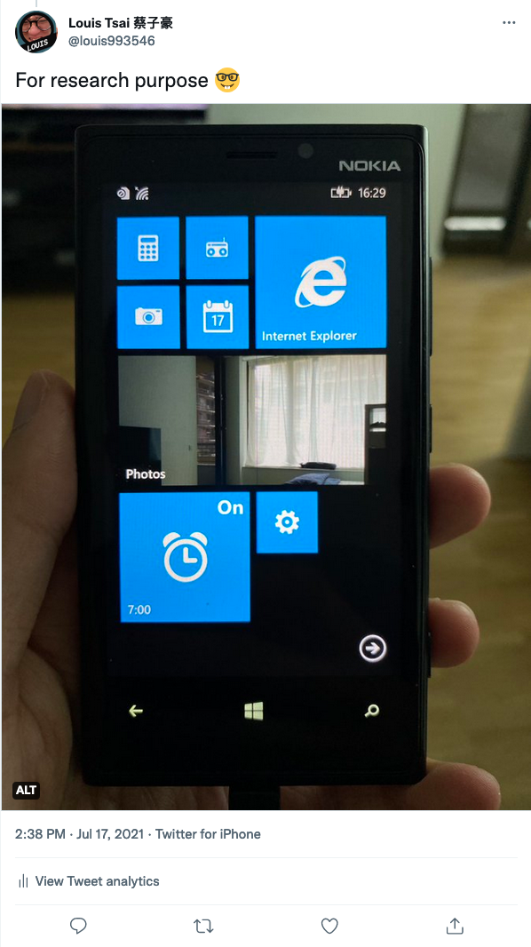 Tweet from Louis Tsai (@louis993546) from Jul 17 2021, in which there is a picture of a black Nokia Lumia 920